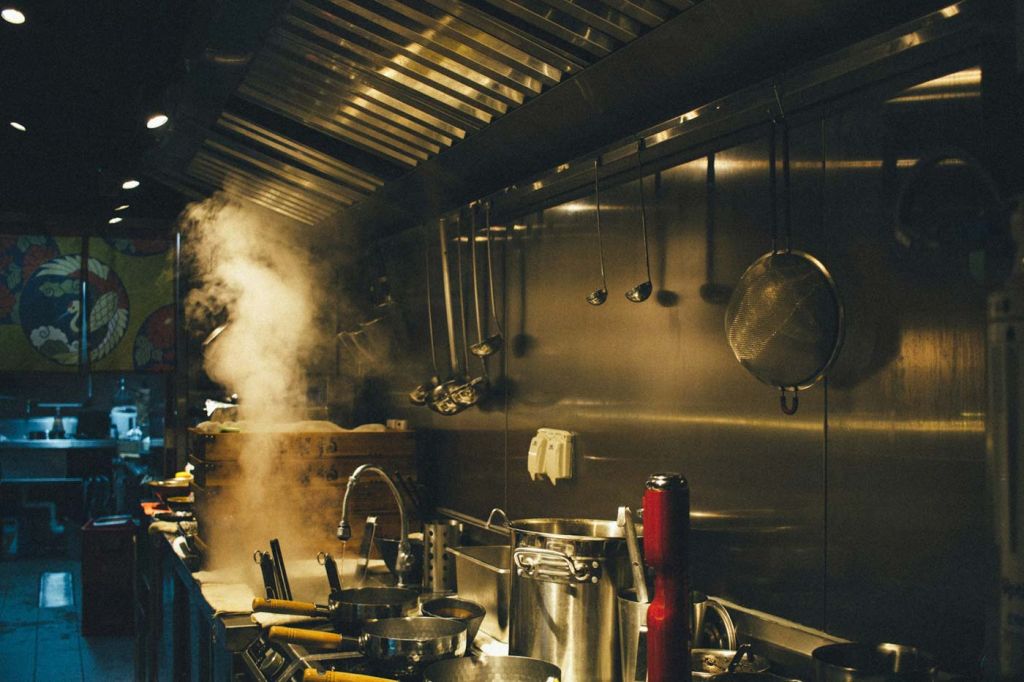 Horeca ondernemer? Dit moet je weten over het laten onderhouden en reinigen van een afzuiginstallatie